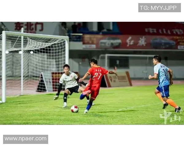 球星踢完足球脱鞋放松瞬间引热议 网友纷纷点赞他的一举一动 球星踢完足球脱鞋放松瞬间引热议 网友纷纷点赞他的一举一动